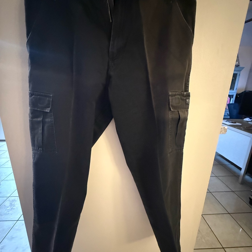 Men's Wrangler Relaxed Black Cargo Pants (36x30) - Picture 6 of 9